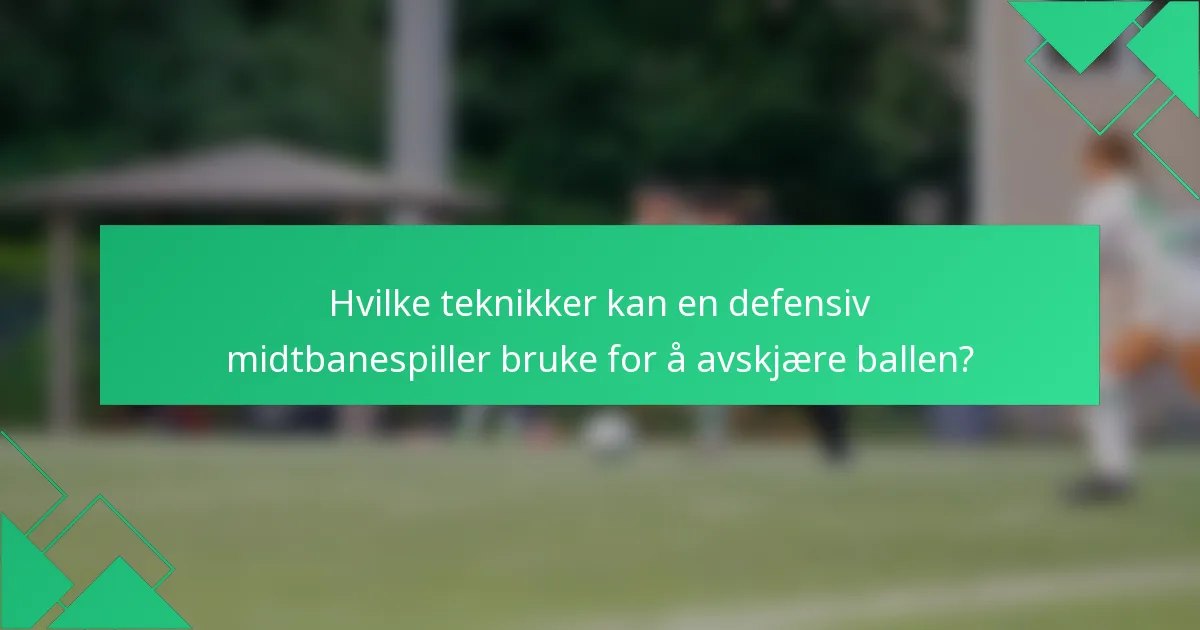 Hvilke teknikker kan en defensiv midtbanespiller bruke for å avskjære ballen?